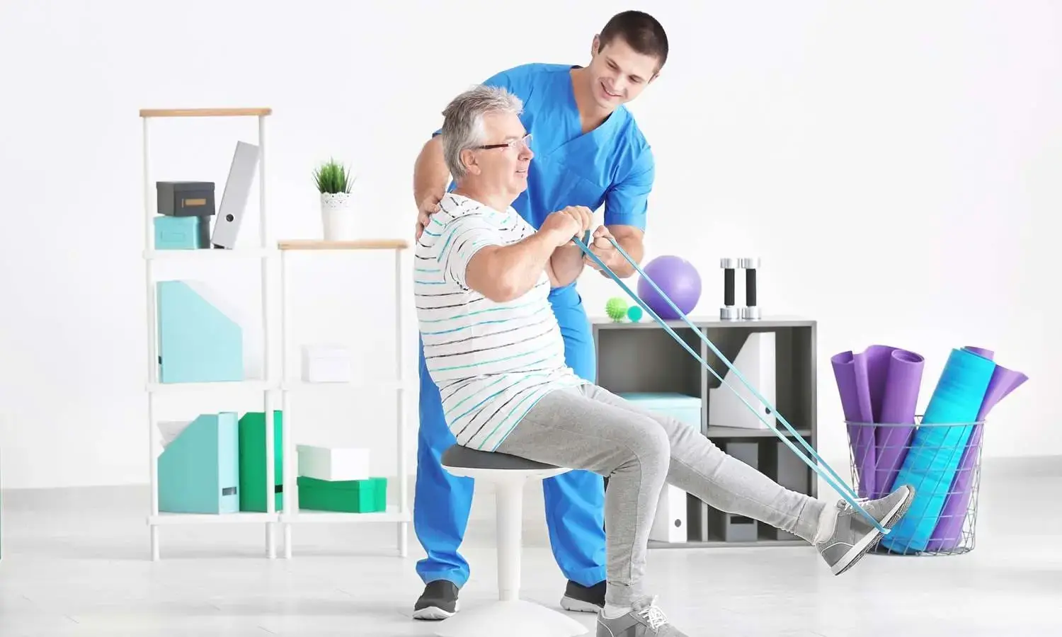 SEO for Physiotherapists: Physiotherapist helping the patient in exercise.