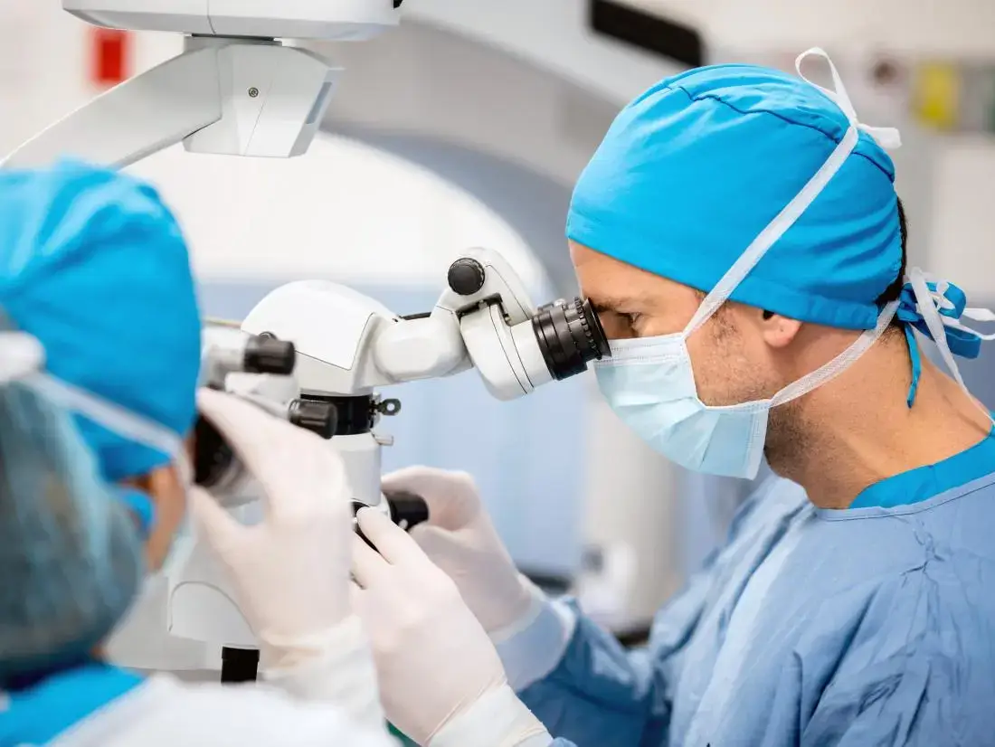 seo for ophthalmic surgeons: ophthalmic surgeons treating patient.